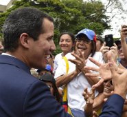El presidente interino Juan gGuaidó recibe el saludo de simpatizantes que se congregaron en una plaza de Caracas para una sesión del parlamento Venezolano. AFP