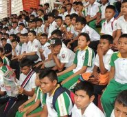 En La Guajira los líderes wayuu criticaron el contrato porque se designó recursos de regalías en un tema que no consideran prioritario, cuando en La Guajira hay estudiantes indígenas que no tienen cómo llegar a los colegios. Gobernación de La Guajira
