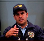 "Hoy les anuncio que estaré renunciando al puesto del gobernador efectivo el viernes 2 de agosto a las 5 de la tarde", dijo el gobernador. AFP