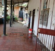 La casa colinda, por la parte trasera, con un canal de riego por donde, al parecer, entraron dos delincuentes armados. Cristian Herrera