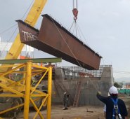El montaje del primero de tres puentes en la glorieta del Indio se inició esta semana, tras el arribo a Cúcuta de las vigas cajón que se fabricaron en Bogotá. Alfredo Estévez