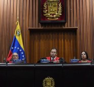 El presidente de la Sala Constitucional del TSJ, Juan José Mendoza, da lectura a la decisión de la Corte de anular el acto parlamentario para que Venezuela vuelva al TIAR. AFP