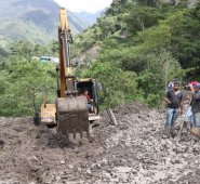 Más de cuatro horas deben esperar los viajeros y conductores a que se despeje el barro y las piedras de la carretera para proseguir su camino por la carretera La Soberanía.
 Roberto Ospino