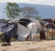 Más de 100 cambuches levantaron los inquilinos de Ciudad de Dios, en un terreno ajeno ubicado en los alrededores de la Central de Abastos de Cúcuta. Alfredo Estévez
