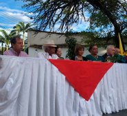 Aquí se ven entre otros Amparo Pérez, defensora de televidente de Caracol Tv y Gustavo Castro Caycedo, reconocido escritor. Cortesía