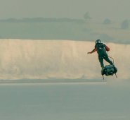 Vestido de negro, con arnés y casco, Franky Zapata sobrevoló el canal a unos 15-20 metros de altura. AFP