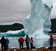 El espectáculo del deshielo de los glaciares motiva a que decenas de turistas se embarquen en esta aventura. AFP