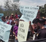 Este lunes, familiares y amigos de Cetina protestaron en el puente internacional Francisco de Paula Santander, con carteles y gritos exigieron su pronta liberación. Tomada de Twitter (Elibardo León @Patelele89)