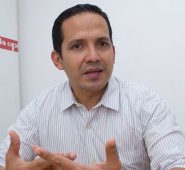 "La tercera edición pasó de ser un monólogo a incluir citas científicas y comentarios de autores invitados”,
José Joaquín Guerrero Vargas. Luis Alfredo Estévez