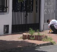 Los miembros de la brinho recolectaron las evidencias en la escena del ataque para iniciar las investigaciones e identificar al autor del atentado. Cristian Herrera