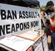 El presidente norteamericano dijo que los líderes del Senado y la Cámara de Representantes están discutiendo la verificación de antecedentes. AFP