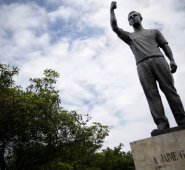 Garzón había denunciado en más de una ocasión las amenazas en su contra por parte de grupos paramilitares que fueron quienes finalmente terminaron quitándole la vida, luego de que miembros del Gobierno y oficiales de la Fuerza Pública entregaran información sobre sus movimientos cotidianos. Colprensa