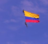 El accidente que dejó como saldo a los dos militares muertos se presentó alrededor de las 3:30 de la tarde, cuando se rompió el lazo y ellos cayeron cerca a la pista del aeropuerto Olaya Herrera a la altura de la calle 30. Colprensa