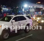En el lugar resultó baleada una camioneta blanca, en la cual presuntamente se desplazaba la pareja que resultó herida. Alfredo Estévez