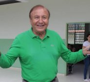 En el video que circula por las redes sociales se observa al alcalde, Rodolfo Hernández, y a Manolo Azuero conversando con unos particulares sobre los requisitos para un contrato. Colprensa