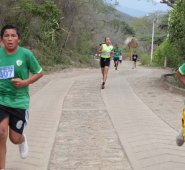 La competencia partió con 30 equipos de ocho alumnos cada. César Obando