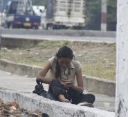 Mujeres y hombres son víctimas de los expendedores que siempre están a la caza de potenciales consumidores de heroína. Archivo