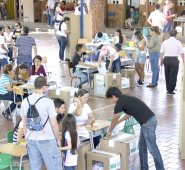Antes de votar los ciudadanos deben conocer los programas de gobierno, las propuestas claras y realistas de los candidatos, así como su trayectoria; para no terminar apoyando a ciudadanos impedidos para ejercer cargos públicos. Archivo