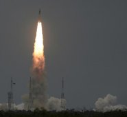 De acuerdo a lo planeado, la nave espacial india alunizará en el polo sur del satélite el 7 de septiembre.
 AFP
