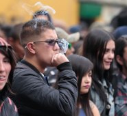 La norma se refiere a la prohibición de poseer, entregar, distribuir o comercializar drogas o sustancias prohibidas en el espacio público, especialmente en vecindarios, parques y entornos escolares. Colprensa