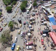 La autopista San Antonio está convertida en un paradero de busetas y taxis. Los agentes de Tránsito municipal no pueden controlar los trancones que se forman tanto de día como de noche. Alfredo Estévez y Juan Pablo Cohen