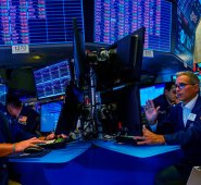 Los mercados reaccionaron con nerviosismo al anunció de China. AFP