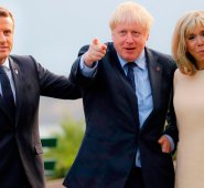 El presidente de Francia con su esposa y el primer ministro británico, Boris Johnson. El presidente francés protestó por las burlas del presidente de Brasil, Jair Bolsonaro, hacia su cónyuge. AFP