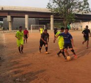 En el escenario adecuado por los vecinos se llevan a cabo torneos los fines de semana. Ellos dijeron que hay un compromiso tanto de la alcaldía como del consorcio que construyó el puente para habilitar un espacio para su recreación, lo cual esperan que se cumpla. Cortesía