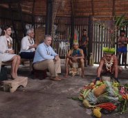 En Leticia este viernes, en una ceremonia con la comunidad Monilla Amena, el presidente Iván Duque compartió con los indígenas y conoció sobre sus saberes ancestrales. Tomada de Twitter @IvanDuque