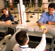 El estudio concluyó que el entorno macroeconómico del país pesa en la determinación del cupo de un crédito. A menores tasas de intervención mayores serán los cupos otorgados. Archivo