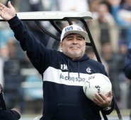 Diego Armando Maradona, durante su llegada para su primera sesión de entrenamiento en el estadio El Bosque, en La Plata, con su nuevo club. AFP