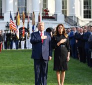 El presidente Trump hizo severas advertencias a los talibanes, al encabezar los actos conmemorativos del 18 aniversario de los atentados terroristas de Nueva York.  AFP