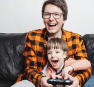 El 46,3% de los escolares dedica más de 3 horas diarias a estar sentado viendo televisión, jugando videojuegos o navegando en internet.
Internet