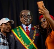 Los asistentes al partido político sudafricano, Economic Freedom Fighters tomándose fotos con un modelo de cera del ex presidente en Soweto, Johannesburgo. AFP