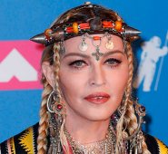 El incidente se registro en el festival de Eurovisión, que este año se organizó en Israel. La artista rompió los estrictos protocolos por las autoridades. Archivo