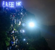 Activistas sostienen unas letras de luces LED con la consigna "Free HK" ("Liberen Hong Kong") en una colina de la excolonia británica.  AFP