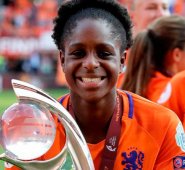 Liza Van Der Most nació en Bogotá, pero desde muy niña la adoptaron y por eso se fue a vivir a Holanda donde juega fútbol de manera profesional y hace parte de la selección nacional de ese país. Twitter