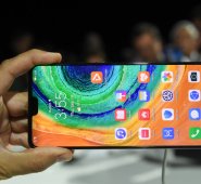 Para Mate 30 y Mate 30 pro no hay buscador Google integrado, ni YouTube, sino "Huawei Browse" y "Huawei Music video", lo que lo convierte en el primer teléfono de gama alta de la marca. AFP