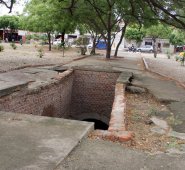 El peligro en la glorieta de Claret es evidente a su paso por allí. El colector de aguas negras no tiene señales de advertencia del peligro y por allí se desplazan muchos niños que van a sus escuelas, denunciaron los vecinos. Alfredo Estévez/La Opinión