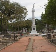 El monumento de la victoria fue recuperado, y el piso del parque fue reemplazado por completo con adoquín. Alfredo Estévez/La Opinión