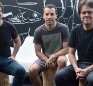 Los directores y hermanos de cine peruano Daniel y Diego Vega posan con el actor peruano Rodrigo Palacios antes de una entrevista sobre su película ‘La Bronca’. AFP