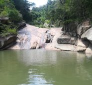 Pozo Azul ha perdido su color. Sus aguas se secan y están perdiendo vida. Archivo La Opinión