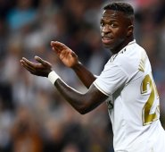 Pese a su dominio, el Real Madrid tuvo que esperar a la media hora de juego para que Vinicius soltara un zapatazo por la escuadra haciendo el 1-0 (36). AFP