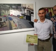Edinsson Peñaranda, uno de los ganadores, posa junto al curador del Museo, Alex Eduardo Brahim Martínez. Gerson Correa