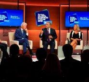 Así se lo planteó durante un foro que se realizó con empresarios organizado por la agencia Bloomberg, el cual sirvió para que Clinton reiterara su apoyo a la paz. Colprensa