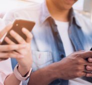 Hay una gran cantidad de aplicaciones móviles gratuitas que les permiten a los padres de familia cuidar a sus hijos haciendo uso de las nuevas tecnologías. Internet