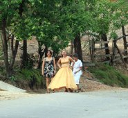 La carretera que conduce hacia Puerto Santander fue adornada por la alegría y elegancia de Dariluz Pino, quien caminaba sonriente por la vía, agradecida por cumplir sus 15 años. Mario Caicedo