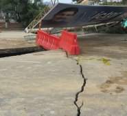 Según las primeras hipótesis el desplome de la valla se produjo por la ausencia de los cimientos de la misma. Orlando Carvajal/La Opinión