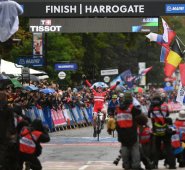 Pedersen superó en la meta a sus dos compañeros de escapada, el italiano Matteo Trentin, plata y que partía como favorito en el esprint entre estos tres corredores, y al suizo Stefan Kung, bronce. Tomada de Twitter @TrekSegafredo