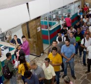 La Secretaría de Hacienda del departamento se encuentra repleta de tenedores de carros venezolanos, que tramitan la liquidación y el pago del impuesto para completar el registro. Alfredo Estévez